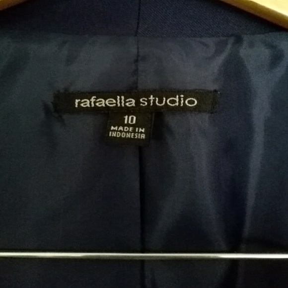 Perfect for Fall transition! Navy Blazer with nice detail - Picture 2 of 4